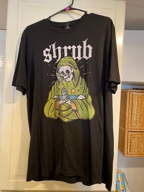 District Shrub Graphic Tee - Black with Green Skull Hood Design size XL 3:30